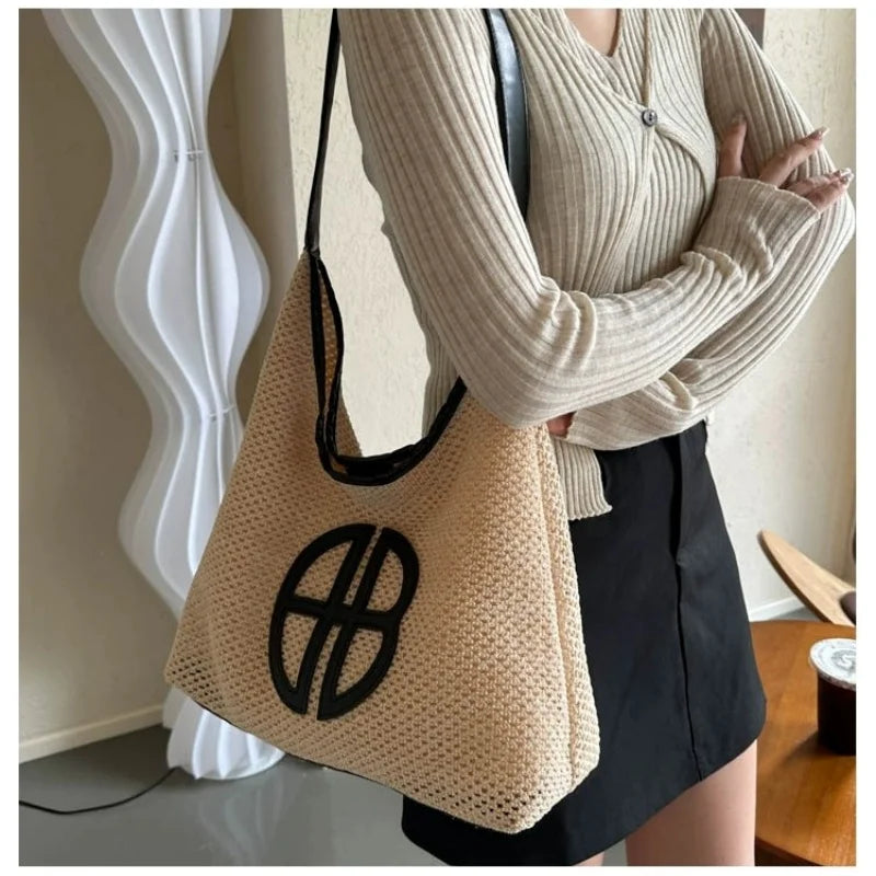 A niche hollowed-out design bag for women in 2025, a fashionable straw-woven single-shoulder bag and an underarm tote bag
