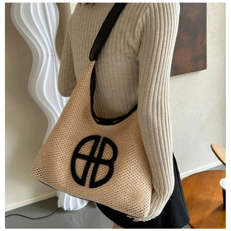 A niche hollowed-out design bag for women in 2025, a fashionable straw-woven single-shoulder bag and an underarm tote bag