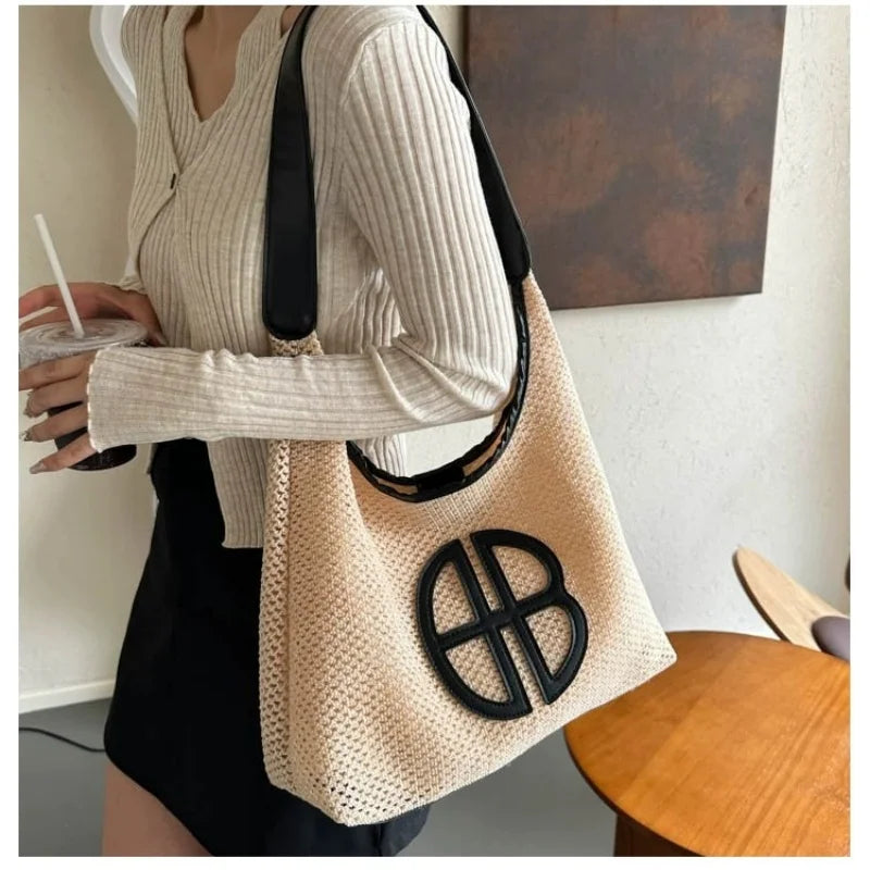 A niche hollowed-out design bag for women in 2025, a fashionable straw-woven single-shoulder bag and an underarm tote bag