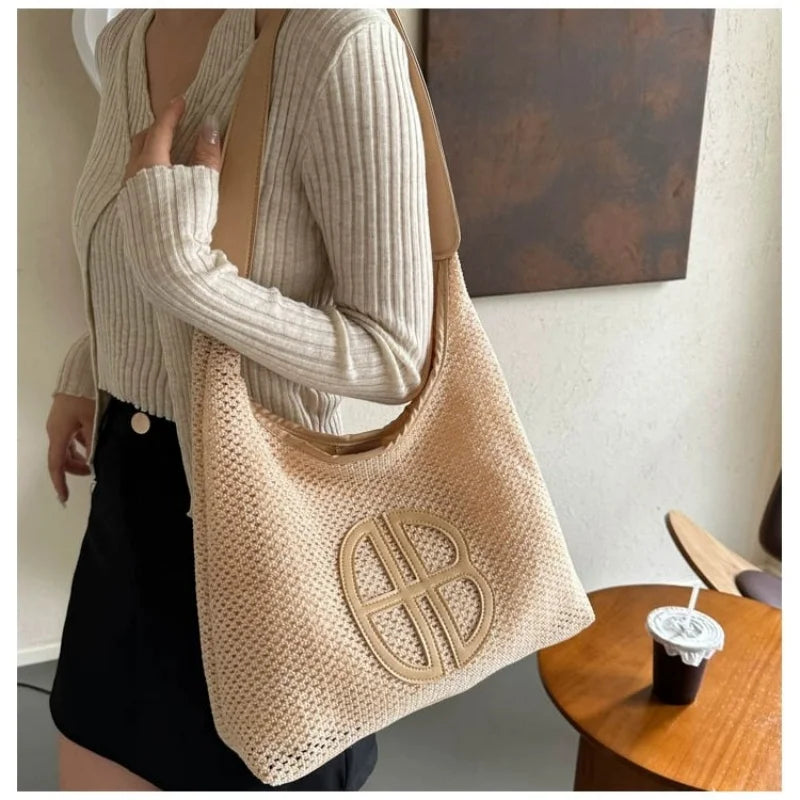 A niche hollowed-out design bag for women in 2025, a fashionable straw-woven single-shoulder bag and an underarm tote bag